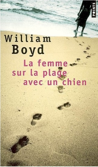 La femme sur la plage avec un chien
